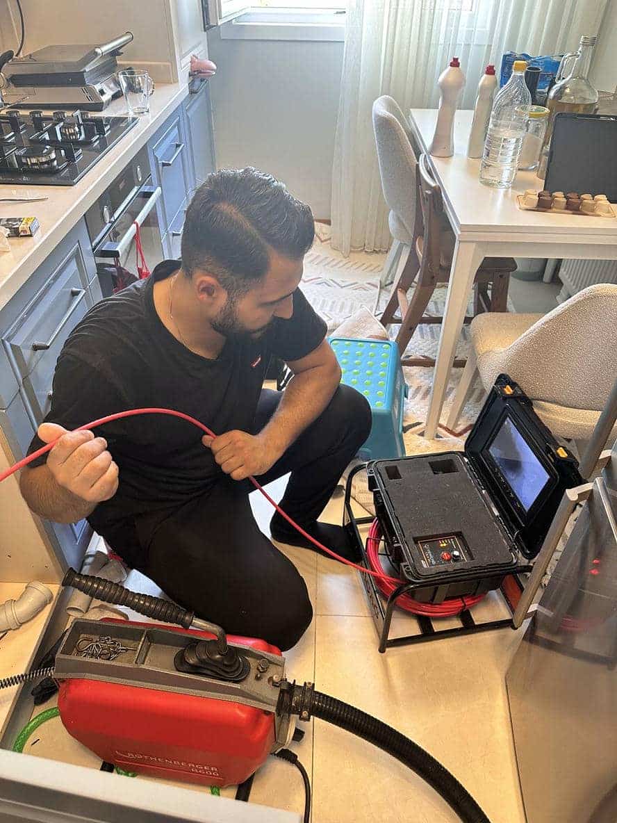Gider açma makinesiyle çalışan usta